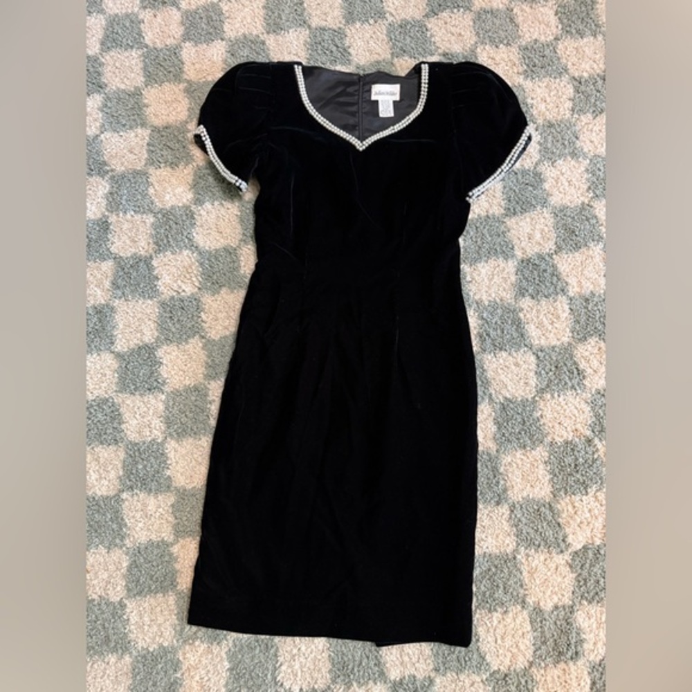 Vintage Classic Black Velvet Dress with Pearl Trim and Puff Sleeves Feminine 4
